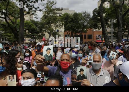 Caracas, Venezuela. April 2021. Gläubige halten Bilder des venezolanischen Arztes Juan Gregorio Hernandez, des „Arztes der Armen“, vor der Kirche hoch, in der Hernandez selig gesprochen wird. Kredit: Jesus Vargas/dpa - ACHTUNG: Nur für redaktionellen Gebrauch und nur mit vollständiger Erwähnung des oben genannten credit/dpa/Alamy Live News Stockfoto