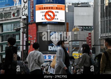 Tokio, Japan. April 2021. Fußgänger, die Gesichtsmasken tragen, gehen am Freitag, den 30. April 2021, am Shibuya-Übergang in Tokio, Japan, vorbei. Die Präfekturen Tokio, Osaka, Kyoto und Hyogo traten vom 25. April bis zum 11. Mai in den neuen Ausnahmezustand für COVID-19 ein. Foto von Keizo Mori/UPI Credit: UPI/Alamy Live News Stockfoto