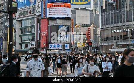 Tokio, Japan. April 2021. Fußgänger, die Gesichtsmasken tragen, gehen am Freitag, den 30. April 2021, am Shibuya-Übergang in Tokio, Japan, vorbei. Die Präfekturen Tokio, Osaka, Kyoto und Hyogo traten vom 25. April bis zum 11. Mai in den neuen Ausnahmezustand für COVID-19 ein. Foto von Keizo Mori/UPI Credit: UPI/Alamy Live News Stockfoto