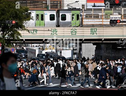 Tokio, Japan. April 2021. Fußgänger, die Gesichtsmasken tragen, gehen am Freitag, den 30. April 2021, am Shibuya-Übergang in Tokio, Japan, vorbei. Die Präfekturen Tokio, Osaka, Kyoto und Hyogo traten vom 25. April bis zum 11. Mai in den neuen Ausnahmezustand für COVID-19 ein. Foto von Keizo Mori/UPI Credit: UPI/Alamy Live News Stockfoto