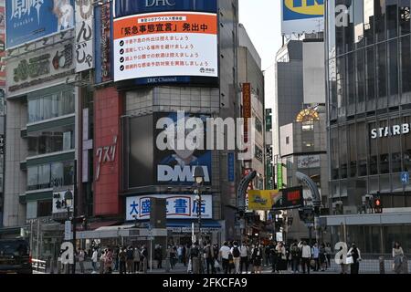 Tokio, Japan. April 2021. Fußgänger, die Gesichtsmasken tragen, gehen am Freitag, den 30. April 2021, am Shibuya-Übergang in Tokio, Japan, vorbei. Die Präfekturen Tokio, Osaka, Kyoto und Hyogo traten vom 25. April bis zum 11. Mai in den neuen Ausnahmezustand für COVID-19 ein. Foto von Keizo Mori/UPI Credit: UPI/Alamy Live News Stockfoto