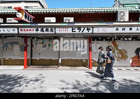 Tokio, Japan. April 2021. Vorübergehend geschlossene Geschäfte sind in der Nakamise-Straße zu sehen, einer Annäherung an den Sensoji-Tempel in Tokio, Japan, am Freitag, den 30. April 2021. Die Präfekturen Tokio, Osaka, Kyoto und Hyogo traten vom 25. April bis zum 11. Mai in den neuen Ausnahmezustand für COVID-19 ein. Foto von Keizo Mori/UPI Credit: UPI/Alamy Live News Stockfoto