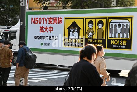 Am Freitag, den 30. April 2021, wird ein Lastwagen mit einer COVID-19-Bekanntheitsanzeige am Shibuya Crossing in Tokio, Japan, laufen. Die Präfekturen Tokio, Osaka, Kyoto und Hyogo traten vom 25. April bis zum 11. Mai in den neuen Ausnahmezustand für COVID-19 ein. Foto von Keizo Mori/UPI Stockfoto