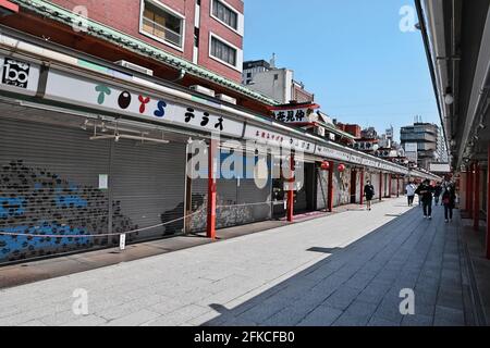 Tokio, Japan. April 2021. Vorübergehend geschlossene Geschäfte sind in der Nakamise-Straße zu sehen, einer Annäherung an den Sensoji-Tempel in Tokio, Japan, am Freitag, den 30. April 2021. Die Präfekturen Tokio, Osaka, Kyoto und Hyogo traten vom 25. April bis zum 11. Mai in den neuen Ausnahmezustand für COVID-19 ein. Foto von Keizo Mori/UPI Credit: UPI/Alamy Live News Stockfoto