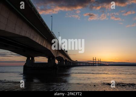 Severn Bridge, die bei Sonnenuntergang von England nach Wales führt. Die Brücke wird auch Prince of Wales Bridge genannt Stockfoto