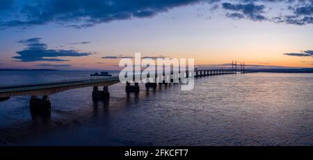 Severn Bridge, die bei Sonnenuntergang von England nach Wales führt. Die Brücke wird auch Prince of Wales Bridge genannt Stockfoto