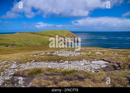 Irland, County Mayo, Erris Head, Erris Head Loop Walk, Blick auf Klippen und Meer. Stockfoto