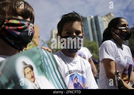 Caracas, Venezuela. April 2021. Vor der Kirche, in der Hernandez seliggesprochen wird, sitzen Kinder in T-Shirts und Mundnasenbezügen mit dem Bild des venezolanischen Arztes Jose Gregorio Hernandez. Hernandez wird in Venezuela als der "Doktor der Armen" verehrt. Kredit: Jesus Vargas/dpa - ACHTUNG: Nur für redaktionellen Gebrauch und nur mit vollständiger Erwähnung des oben genannten credit/dpa/Alamy Live News Stockfoto