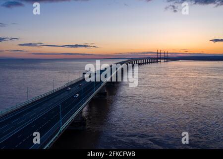 Severn Bridge, die bei Sonnenuntergang von England nach Wales führt. Die Brücke wird auch Prince of Wales Bridge genannt Stockfoto