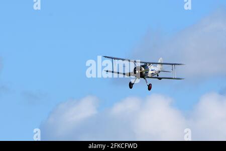 Gloster Gladiator Flugzeug im Flug mit Wolke und blauem Himmel Hintergrund Stockfoto