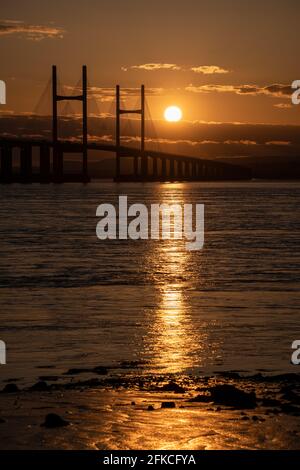 Severn Bridge, die bei Sonnenuntergang von England nach Wales führt. Die Brücke wird auch Prince of Wales Bridge genannt Stockfoto