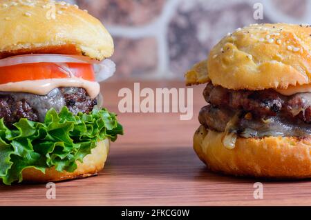 Hausgemachte Barbecue-Käse-Burger in Brioche-Brötchen Stockfoto