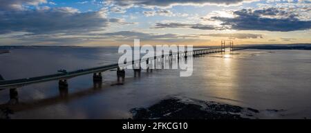 Severn Bridge, die bei Sonnenuntergang von England nach Wales führt. Die Brücke wird auch Prince of Wales Bridge genannt Stockfoto