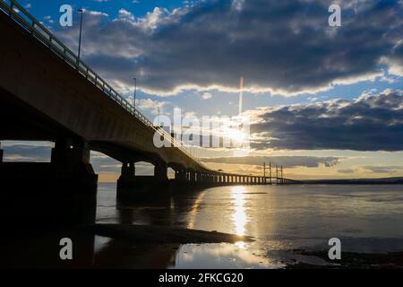 Severn Bridge, die bei Sonnenuntergang von England nach Wales führt. Die Brücke wird auch Prince of Wales Bridge genannt Stockfoto