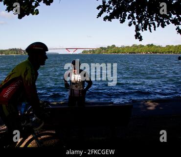 Müde Radfahrer in der Stadt Motala, nach dem Radsport-Übungsrennen Vätternrundan. Stockfoto