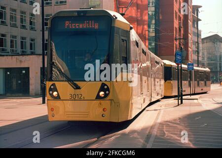 Manchester, Großbritannien - 3. April 2021: Eine Metrolink-Straßenbahn von Manchester (Bombardier M5000, Nr. 3012) am Petersplatz. Stockfoto