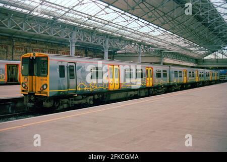 Southport, Großbritannien - 7. April 2021: Ein Merseyrail-Elektrozug (Klasse 507) endete am Bahnhof Southport. Stockfoto