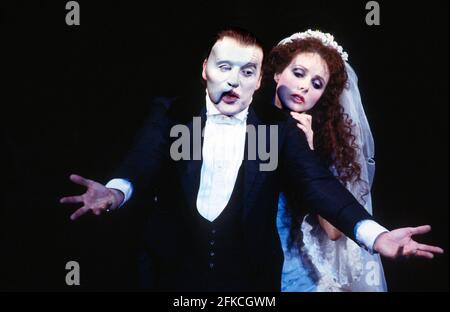 Michael Crawford (The Phantom), Sarah Brightman (Christine Daae) in THE PHANTOM OF THE OPERA at her Majesty's Theatre, London SW1, 09/10/1986, Musik: Andrew Lloyd Webber, Lyrics: Charles Hart, Buch: Richard Stilgoe & Andrew Lloyd Webber, Design: Maria Bjornson, Beleuchtung: Andrew Bridge, musikalische Inszenierung & Choreographie: Gillian Lynne, Regie: Harold Prince Stockfoto