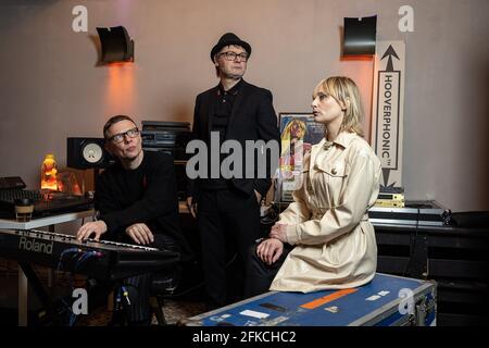 Hooverphonys Alex Calier, Hooverphonys Raymond Geerts und Sängerin Geike Arnaert während der „Mad About Hooverphonic“ expo auf der belgischen Band H Stockfoto