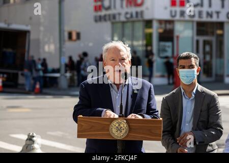 New York, NY - 30. April 2021: Henry Gutman spricht während der Eröffnung des neuen 181st Street Busway in Washington Heights Stockfoto