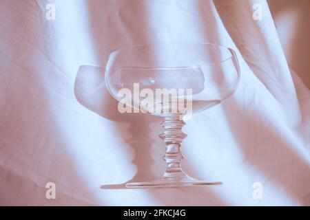 Ein Champaign-Glas auf einem weißen Blatt mit Schatten . Isoliert. Stockfoto