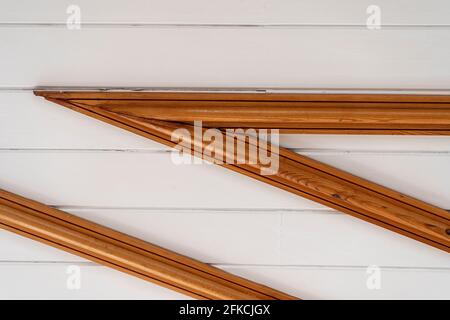 Deckendetails aus Holz in zwei Farben Stockfoto