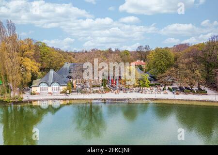 MÜNCHEN, DEUTSCHLAND - APR 30, 2021: Aufgrund einer Einfallsrate von sieben Tagen über 100 muss das Seehaus Beergarden, wie viele andere Bars und Restaurants, c bleiben Stockfoto