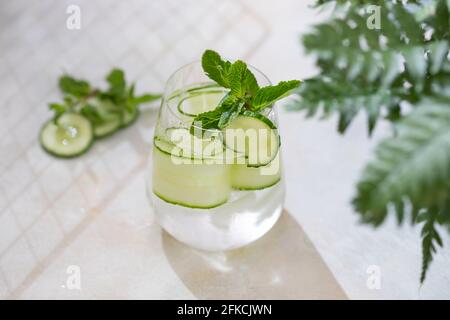 Entgiftung Cocktail Gurke und Minze auf hellem Hintergrund. Gesunde Ernährung Diät-Konzept. Hausgemachte Limonade. Kaltes und erfrischendes Entgiftungswasser. Speicherplatz kopieren Stockfoto