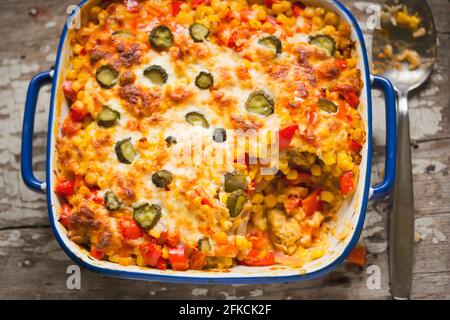 Hähnchengyros backen mit Reis, Mais, rotem Pfeffer und Gurken Stockfoto