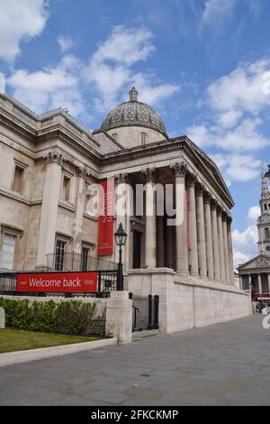 London, Großbritannien. April 2021. Ein Willkommensschild an der National Gallery am Trafalgar Square, das seit Beginn der Coronavirus-Pandemie seit langem geschlossen ist. Die Museen werden voraussichtlich am 17. Mai wieder eröffnet.