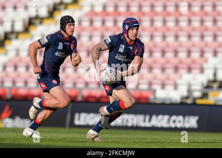 Leigh, Großbritannien. April 2021. Theo Fages (7) von St. Helens läuft am 4/30/2021 in Leigh, Großbritannien, mit dem Ball nach vorne. (Foto von Simon Whitehead/News Images/Sipa USA) Quelle: SIPA USA/Alamy Live News Stockfoto