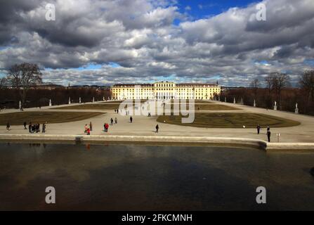 Panoramablick auf Schloss Schönbrunn von den Gärten an einem bewölkten Februarmorgen, Wien, Österreich Stockfoto