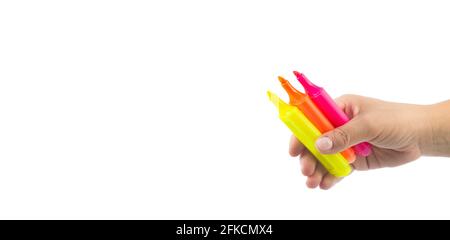 Weibliche Hand mit verschiedenen farbigen Markern, isoliert auf Weiß, Platz für Text Stockfoto