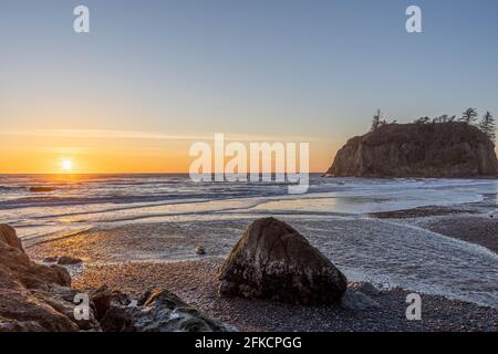Sonnenuntergang entlang der zerklüfteten Küste von Washington am Ruby Beach im Olympic National Park. Stockfoto