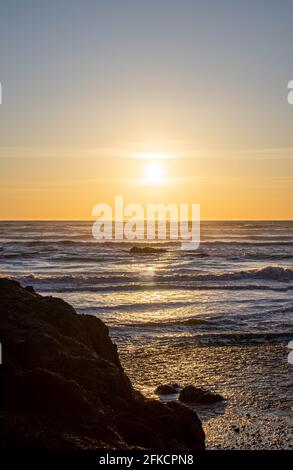 Sonnenuntergang entlang der zerklüfteten Küste von Washington am Ruby Beach im Olympic National Park. Stockfoto