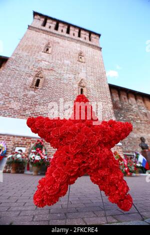 Blumen am Gedenkfeuer. Die Erinnerung an die gefallenen Soldaten im militärischen Konflikt. Die Abschiedszeremonie für die gefallenen Helden. Blumen am Th Stockfoto