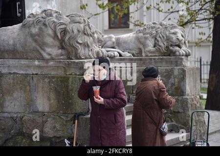 Lviv, Ukraine. April 2021. Eine ältere Frau isst gratis Essen von der Emmaus-Hilfsgemeinschaft in Lviv.am Vorabend des orthodoxen Osterfestes, das am 2. Mai gefeiert wird, verteilte die Emmaus-Hilfsgemeinschaft in Lviv Osterpakete an Obdachlose und einkommensschwache Menschen. (Foto von Pavlo Palamarchuk/SOPA Images/Sipa USA) Quelle: SIPA USA/Alamy Live News Stockfoto