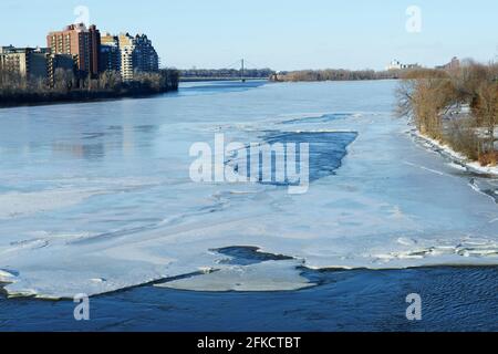 Von der Viau-Brücke aus gesehen taut das Eis auf der Riviere des Prairies zu Beginn des Frühlings auf. Montreal auf der rechten Seite, Laval auf der linken Seite.Quebec, Kanada. Stockfoto