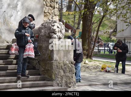 Lviv, Ukraine. April 2021. Die Menschen essen kostenlosen Borsch, der von der Emmaus-Gemeinschaft in Lviv erhalten wird.am Vorabend des orthodoxen Osterfestes, das am 2. Mai gefeiert wird, verteilte die Emmaus-Gemeinschaft in Lviv Osterpakete an Obdachlose und einkommensschwache Menschen. Kredit: SOPA Images Limited/Alamy Live Nachrichten Stockfoto