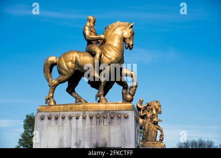 WASHINGTON DC, USA – die Statue von Valor, die Teil der Kunst des Krieges und des Friedens ist, eine Sammlung von vier Bronzestatuen im East und West Potomac Park. Der Arts of war befindet sich am östlichen Ende der Arlington Memorial Bridge gegenüber dem Lincoln Memorial. Die Kunst des Friedens steht im Norden. Die Art Deco Arts of war wurden vom amerikanischen Bildhauer Leo Friedlander geformt. Stockfoto