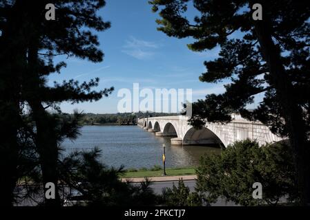 WASHINGTON, DC, Vereinigte Staaten – das Arlington House, auch bekannt als Custis-Lee Mansion, steht an der Virginia-Seite des Potomac River, sichtbar über die Arlington Memorial Bridge von Washington DC. Das 1818 fertiggestellte griechische Revival-Herrenhaus dient heute als Herzstück des Arlington National Cemetery. Stockfoto