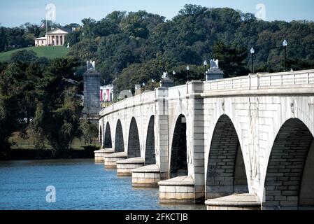 WASHINGTON, DC, Vereinigte Staaten – das Arlington House, auch bekannt als Custis-Lee Mansion, steht an der Virginia-Seite des Potomac River, sichtbar über die Arlington Memorial Bridge von Washington DC. Das 1818 fertiggestellte griechische Revival-Herrenhaus dient heute als Herzstück des Arlington National Cemetery. Stockfoto