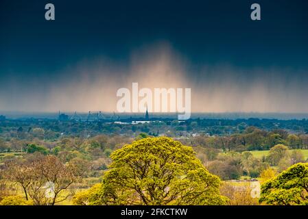 Preston, Lancashire, Großbritannien. April 2021. Wetter in Großbritannien. Der letzte Tag für die Aprilschauer, als die Abendwolken und der Regen Preston, Lancashire, trafen. Quelle: John Eveson/Alamy Live News Stockfoto