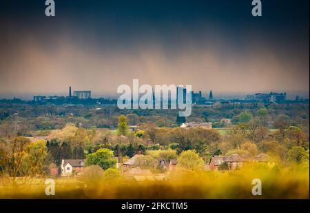 Preston, Lancashire, Großbritannien. April 2021. Wetter in Großbritannien. Der letzte Tag für die Aprilschauer, als die Abendwolken und der Regen Preston, Lancashire, trafen. Quelle: John Eveson/Alamy Live News Stockfoto