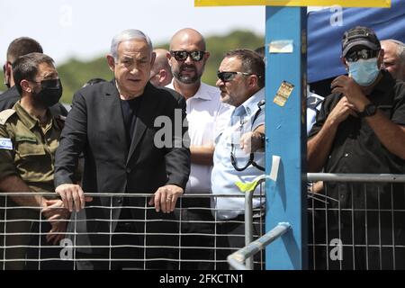 Meron, Israel. April 2021. Der israelische Premierminister Benjamin Netanjahu besucht den Berg Meron in Nordisrael, wo unter den Tausenden von ultra-orthodoxen Juden, die sich am Grab eines Weisen aus dem 2. Jahrhundert zu jährlichen gedenkfeiern versammelt hatten, zu denen das nächtliche Gebet und der Tanz gehören, Todesopfer berichtet wurden, am 30. April 2021. Foto von Ronen Zvulun?UPI Credit: UPI/Alamy Live News Stockfoto