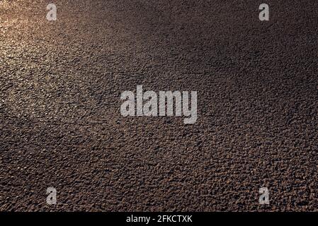 Hintergrund der neu asphaltierten Straße mit einer Sonnenuntergangssinnung. Stockfoto