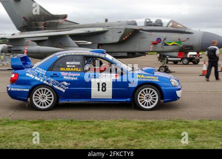 Richard Burns Memorial Rally an RAF Marham, Norfolk, Großbritannien, mit einem Royal Air Force Panavia Tornado am Start. Damien Rigden racing Subaru Impreza Stockfoto