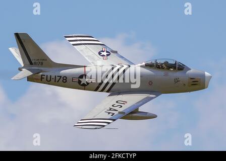 North American F-86A Sabre fliegt auf der Biggin Hill Airshow. US Air Force 1950 Kampfflugzeug Stockfoto