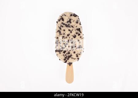 Leckere und erfrischende Eis- und Plätzchen auf weißem Hintergrund. Stockfoto