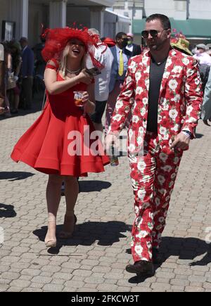 Louisville, Usa. April 2021. Pferderennsportfans kommen vor der 147. Veranstaltung der Kentucky Oaks am 30. April 2021 in den Churchill Downs in Louisville Kentucky an der Paddock-Gegend vorbei. Foto von Jason Szenes/UPI Credit: UPI/Alamy Live News Stockfoto